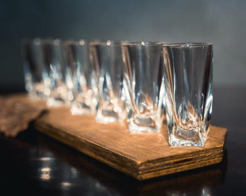 kieliszki do wódki na nóżce