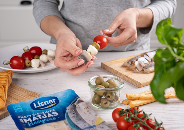 Prosty sposób na efektowne koreczki śledziowe