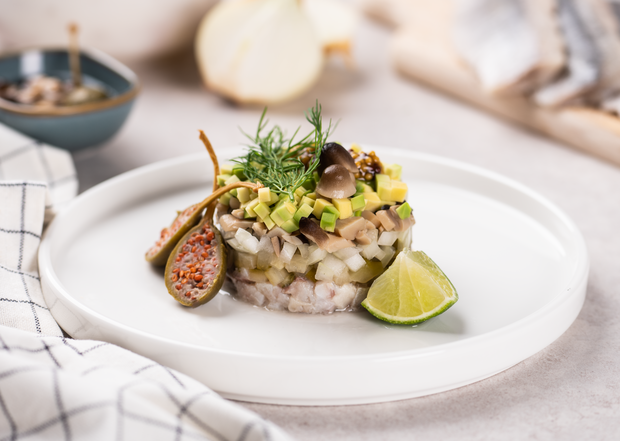 Tatar ze śledzia – jak przygotować wyjątkową przekąskę na co dzień