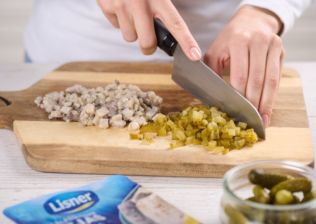 przygotowywanie tataru ze śledzia